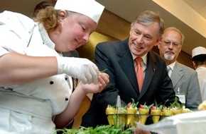 Aktion Mensch e.V.: Der Bundespräsident ist ein Gesellschafter / Bundespräsident Horst Köhler möchte in einer Gesellschaft leben, in der Menschen mit und ohne Behinderungen voneinander lernen