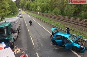 Feuerwehr Plettenberg: FW-PL: OT-Ohle. PKW kollidiert frontal mit LKW-Sattelzug. Fahrer des PKW muss mit schwerem Gerät befreit werden.