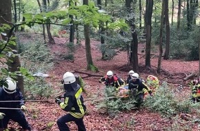 Feuerwehr Hattingen: FW-EN: Aufwändiger Rettungseinsatz nach Treckerunfall im Wald