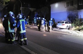 Feuerwehr der Stadt Arnsberg: FW-AR: PKW-Brand greift in Arnsberg-Müschede auf Wohngebäude über