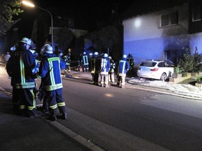 FW-AR: PKW-Brand greift in Arnsberg-Müschede auf Wohngebäude über