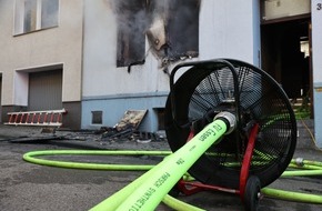 Feuerwehr Essen: FW-E: Wohnungsbrand in einem Mehrfamilienhaus - gesamter Treppenraum verraucht
