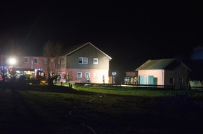 FW-RD: Scheune brennt in Westensee ab - 70 Einsatzkräfte im Einsatz