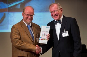 Arbeitgeberverband Chemie Baden-Württemberg e.V.: Auszeichnung des Dialog Schule - Chemie 2012 an Joachim Lerch vergeben / Viel Herzblut in allen Disziplinen: Experimentieren - Begeistern - Vernetzen (BILD)