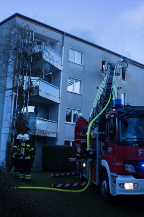 FW-MK: Ausgedehnter Wohnungsbrand mit vielen Verletzten