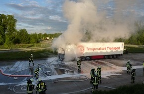 Polizeiinspektion Delmenhorst / Oldenburg - Land / Wesermarsch: POL-DEL: Autobahnpolizei Ahlhorn: Vollbrand einer Sattelzugmaschine mit hohem Sachschaden auf der A 1 im Bereich der Gem. Cappeln