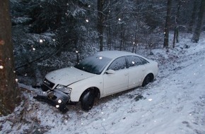 Polizeipräsidium Westpfalz: POL-PPWP: Keine gute Idee! Bei Schnee mit abgefahrenen Sommerreifen unterwegs