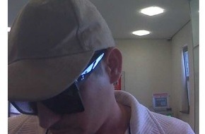 Polizeiinspektion Göttingen: POL-GÖ: (71/2025) Geldbörse gestohlen und Geld abgehoben - Polizei Göttingen fahndet mit Bildern aus Überwachungskamera nach unbekanntem Geldabheber
