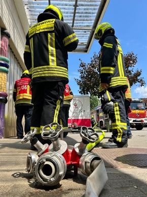 Feuerwehr MTK: Drei Einsätze an einem Tag: Gebäudebrand, Tierrettung und Aufzugsrettung