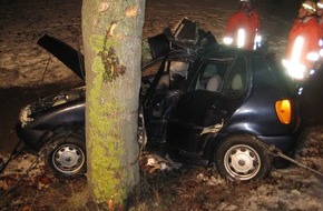 Polizeiinspektion Hameln-Pyrmont/Holzminden: POL-HOL: Auto prallt gegen Baum - Fahrer sofort tot / Kreisstraße bei Dölme mehrere Stunden gesperrt