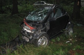 Polizeiinspektion Hameln-Pyrmont/Holzminden: POL-HOL: Landesstraße 549 - Neuhaus Richtung Boffzen: Smartfahrer im Wald überschlagen - 23jähriger Fahrer schwer verletzt -