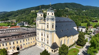 Rathscheck Schiefer: 146 748 Schiefersteine für Österreichs Kulturschatz / Rathscheck liefert Steinschindeldeckung für die Sanierung der berühmten Basilika Mondsee im Salzkammergut
