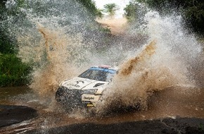 Skoda Auto Deutschland GmbH: Safari-Rallye Kenia: Škoda Fahrer Kajetan Kajetanowicz meistert Schlammschlacht in Ostafrika und gewinnt erneut die WRC2-Klasse