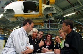 Ford-Werke GmbH: Bundesministerin Renate Schmidt besucht Ford: Familienfreundliche Massnahmen vorbildhaft / Ministerin ermutigt Ford zur Teilnahme am Wettbewerb "Erfolgsfaktor Familie 2005"