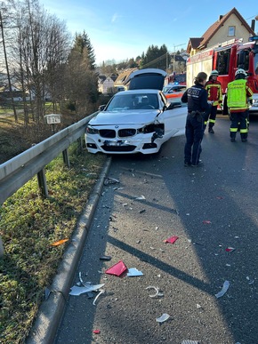 FW Stockach: Verkehrsunfall und Brand am Gebäude