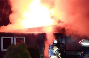 Feuerwehr Bremerhaven: FW Bremerhaven: Feuerwehr löscht bis in die Nacht eine Gartenlaube