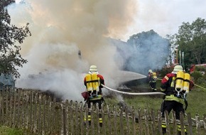 Freiwillige Feuerwehr &Uuml;berlingen: FW &Uuml;berlingen: Landwirtschaftliche Scheune auf dem Haldenhof (&Uuml;berlingen) in Vollbrand / &Uuml;bergreifen der Flammen auf Gastst&auml;tte mit Fremdenzimmer verhindert / Keine Personen zu Schaden gekommen