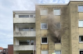 Feuerwehr Essen: FW-E: Fahrradakkus brennen in einer Wohnung im Mehrfamilienhaus - Fluchtweg für Mieter durch Brandrauch abgeschnitten - Menschenrettung über tragbare Leitern