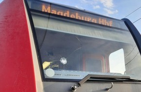 Bundespolizeiinspektion Magdeburg: BPOLI MD: Zeugenaufruf der Bundespolizei: Frontscheibe einer S-Bahn mittels Schotterstein beschädigt