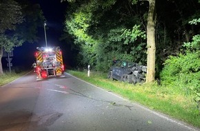 Freiwillige Feuerwehr Bad Salzuflen: FF Bad Salzuflen: Feuerwehr sucht Mercedesfahrer nach schwerem Unfall in Bad Salzuflen / Rund 40 Kräfte sind am frühen Dienstagmorgen auf der Sylbacher Straße im Einsatz