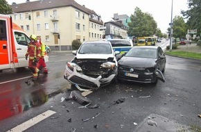 Polizei Mettmann: POL-ME: Schwere Kollision im Kreuzungsbereich führte zu Verkehrsstörungen - Velbert - 2108058