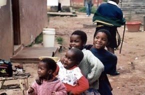 CONRAD N. HILTON HUMANITARIAN PRIZE: Conrad N. Hilton Humanitarian Prize 2002 an SOS-Kinderdorf International