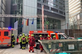 Feuerwehr Frankfurt am Main: FW-F: Verkehrsunfall, Höhenrettung, Fahrzeugbrand / Einsätze am Mittwochvormittag