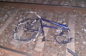 Bundespolizeiinspektion Magdeburg: BPOLI MD: Zeugenaufruf: Bisher unbekannte Täter werfen Fahrrad von Brücke ins Gleis