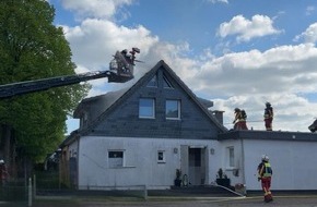 Feuerwehr Neumünster: FW Neumünster: Dachstuhlbrand im Stadtteil Wittorf - Feuerwehr verhindert Schlimmeres