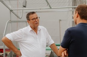 Kaufland: Minister Hauk informiert sich über Projekt zur verantwortungsvolleren Kaninchenhaltung