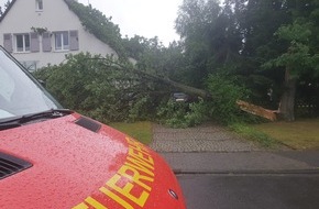 Feuerwehr Mülheim an der Ruhr: FW-MH: Gewitterfront über Mülheim. Baum stürzt auf Wohnhaus.