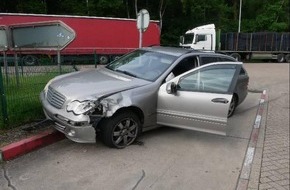 Polizeiinspektion Rotenburg: POL-ROW: Weitere Verfolgungsfahrt auf der A1 endet mit Unfall - 40-j&auml;hriger Mann aus Zeven gestellt