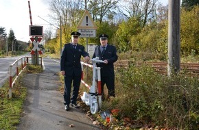 Polizei Mettmann: POL-ME: In Gedenken an verunglückten 48-Jährigen: "Ghost E-Scooter" an Bahnübergang aufgestellt - Velbert - 2311030