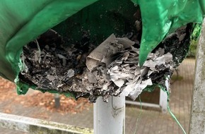 Kreispolizeibehörde Rhein-Kreis Neuss: POL-NE: Unbekannter setzt Abfallbehälter in Brand