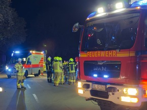 FW-OLL: Mobiltelefon alarmiert Rettungskräfte zu Verkehrsunfall mit drei verletzten Personen