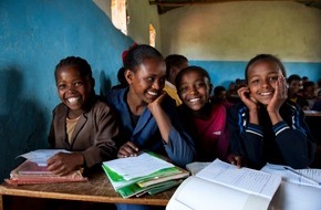 Stiftung Menschen für Menschen: Schenken Sie doch mal eine Schulbank mit Tisch - Ein Geschenketipp für Weihnachten von der Stiftung Menschen für Menschen - Karlheinz Böhms Äthiopienhilfe
