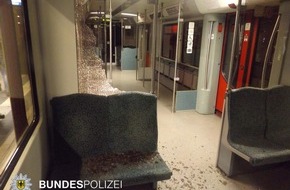 Bundespolizeidirektion Berlin: BPOLD-B: Scheibe in S-Bahn zerstört