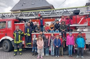 Feuerwehr Kirchhundem : FW-OE: Grundschüler zu Gast bei der Feuerwehr
