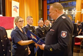 FW-Stormarn: Jahreshauptversammlung: Clemens Tismer mit dem deutschen Feuerwehr-Ehrenkreuz in Gold ausgezeichnet