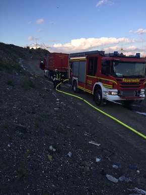 FW-GE: Feuer auf der Zentralen Mülldeponie an der Wiedehopfstrasse