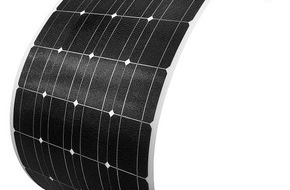 PEARL GmbH: revolt Flexibles monokristallines Solarmodul mit Anschlusskabel, 100 Watt, IP67: Stromerzeugung auch auf leicht gebogenen Flächen