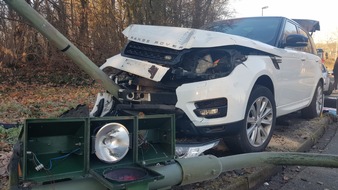 Feuerwehr Sprockhövel: FW-EN: Verkehrsunfall - Laterne und Ampel beschädigt