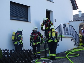 KFV-CW: Mehrfamilienhaus in Oberkollbach nach Dachstuhlbrand unbewohnbar / Vier Personen, darunter zwei Kinder, kamen ins Krankenhaus