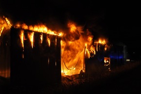 FW-KLE: Erstmeldung: Brand eines kunststoffverarbeitenden Betriebs im Gewerbegebiet Bedburg-Hau