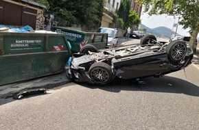 Polizeidirektion Neustadt/Weinstraße: POL-PDNW: Cabrio landet auf Fahrzeugoberseite - Totalschaden