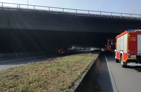 Feuerwehr Bochum: FW-BO: PKW Brand auf der A 40 unter der Brücke A 43