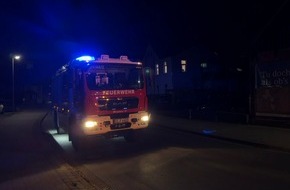 Feuerwehr Flotwedel: FW Flotwedel: Feuer greift auf Reithalle über - Anwohner reagiert vorbildlich
