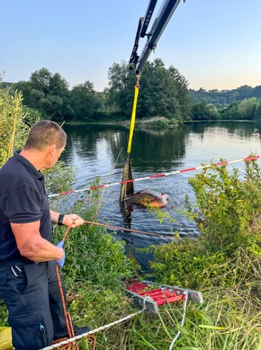 FW-BO: Schwimmer entdecken PKW in der Ruhr - Abendlicher Feuerwehreinsatz in Stiepel