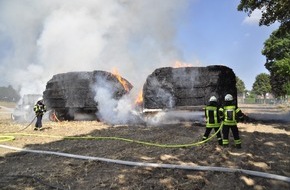 Freiwillige Feuerwehr Bedburg-Hau: FW-KLE: Mit Stroh beladenes Traktorgespann fängt Feuer