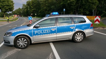 Polizeiinspektion Hameln-Pyrmont/Holzminden: POL-HM: Erstmeldung: Radfahrer nach Kollision mit Pkw-Gespann tödlich verletzt - L433 voll gesperrt